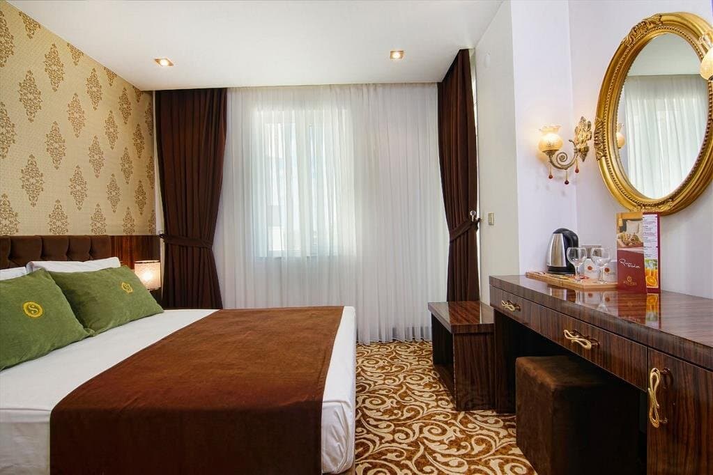 S White Hotel-resim-1