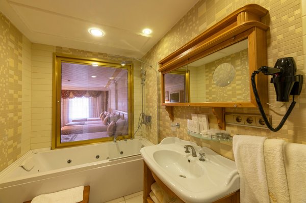 Family Suite with Jacuzzi