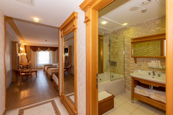 Family Suite with Jacuzzi