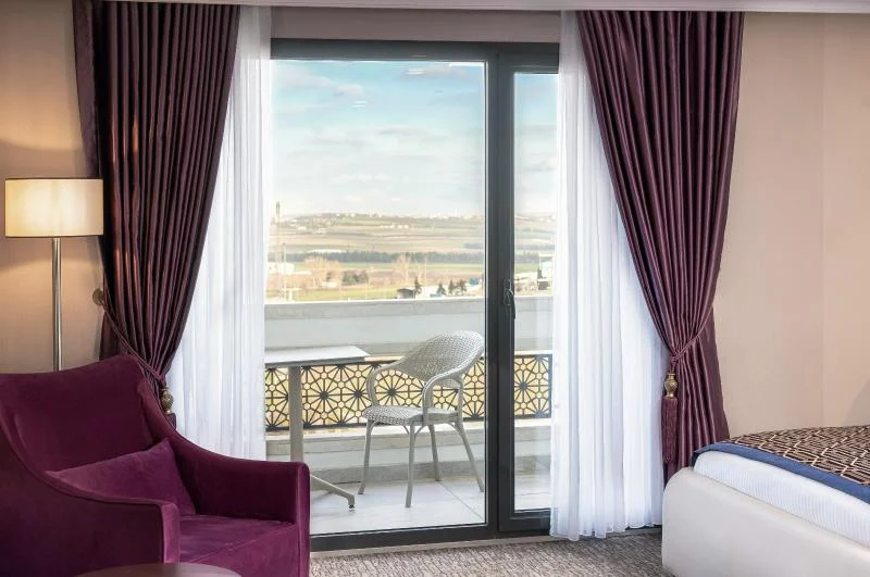 Premium Oda Balkonlu Kara Manzaralı French Bed