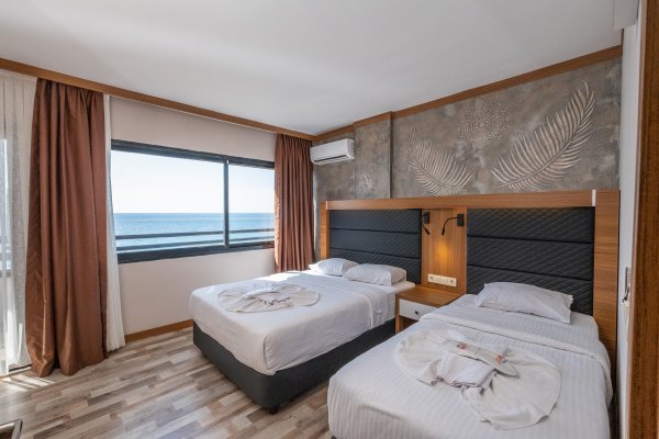 Deniz Manzaralı Double+Tek Yataklı Oda